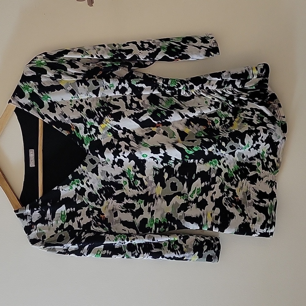 PLANET V-SHAPE 3/4 SLEEVE TOP